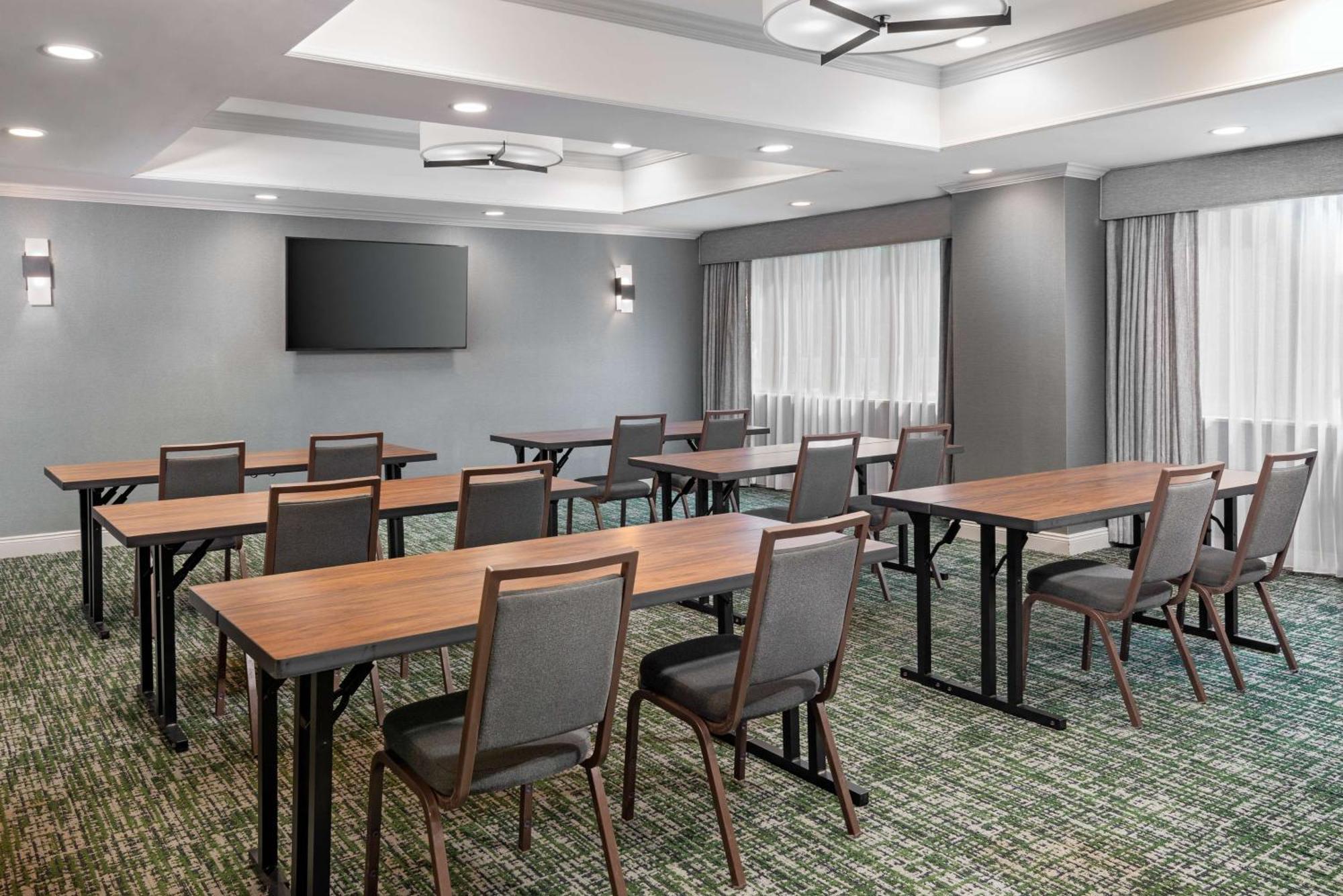 Hampton Inn Hartford Airport Виндзор Локс Экстерьер фото